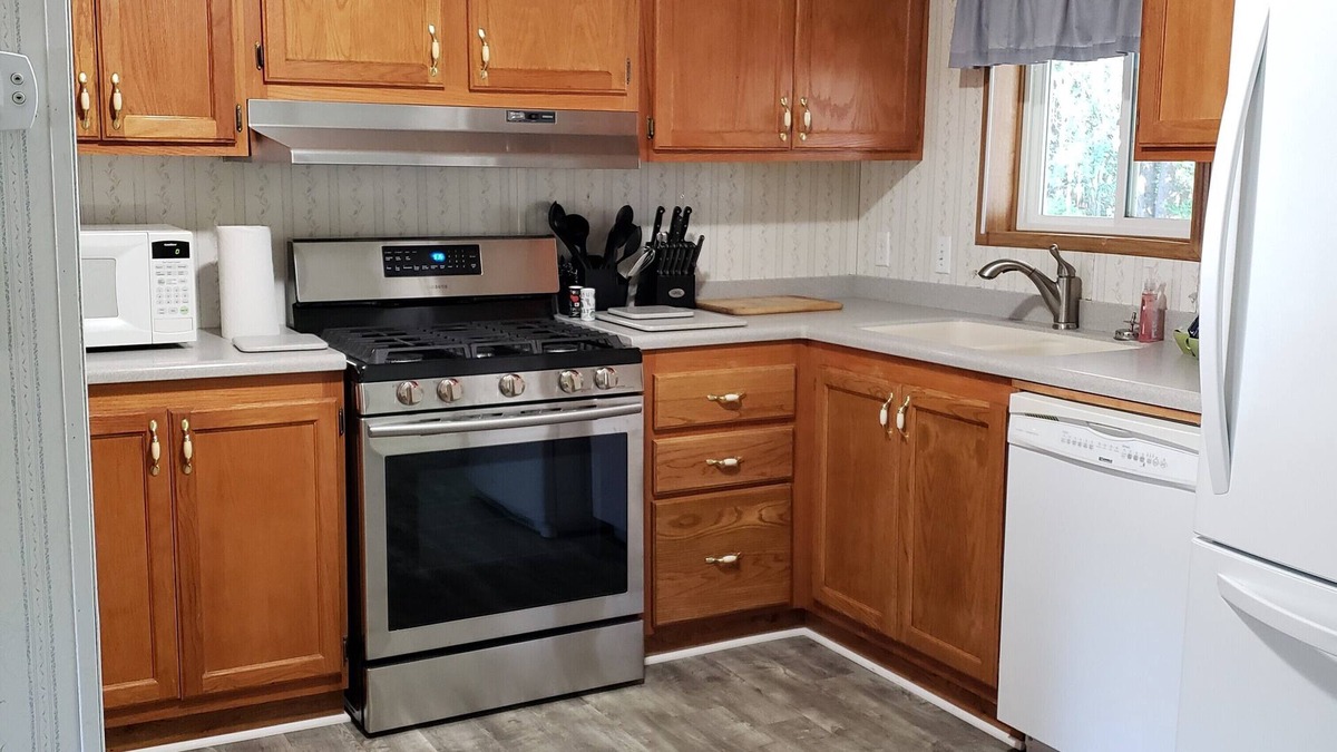 Lake City House | CLEAN 3 Bedroom 2 full Bath walking distance to County Park/Boat Launch/Lagoon