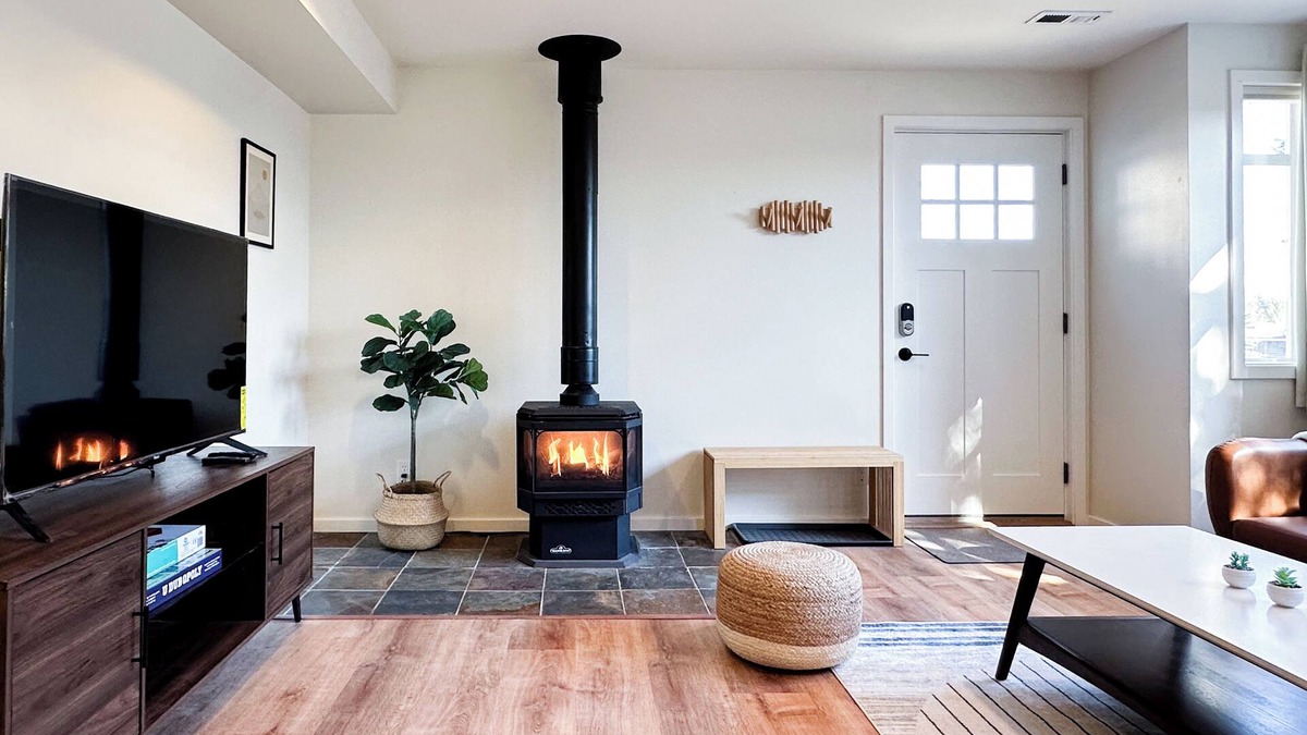 Kenmore House | Clean and Charming Hilltop Guesthouse with 1-King bed, Central AC and Heating