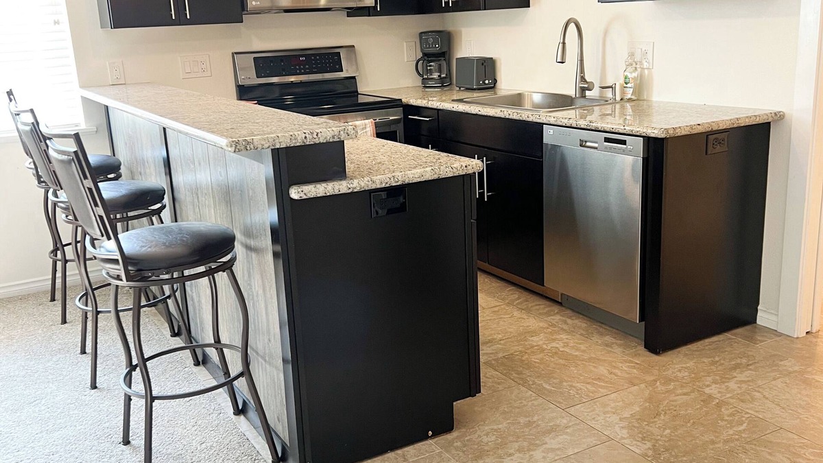 Eugene House | Clean and comfortable 2-bedroom house with AC, WiFi in central Eugene location.