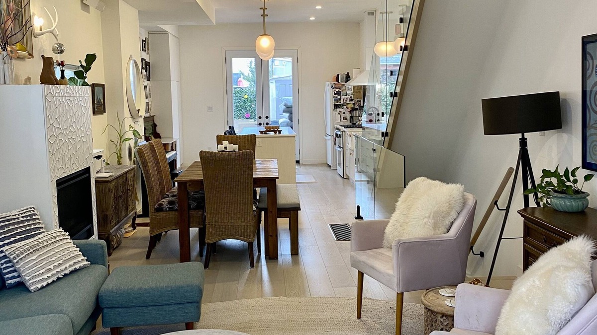 Greenwood - Coxwell House | CLEAN AND COMFORTABLE. Walking distance to beach, shops and top restaurants.