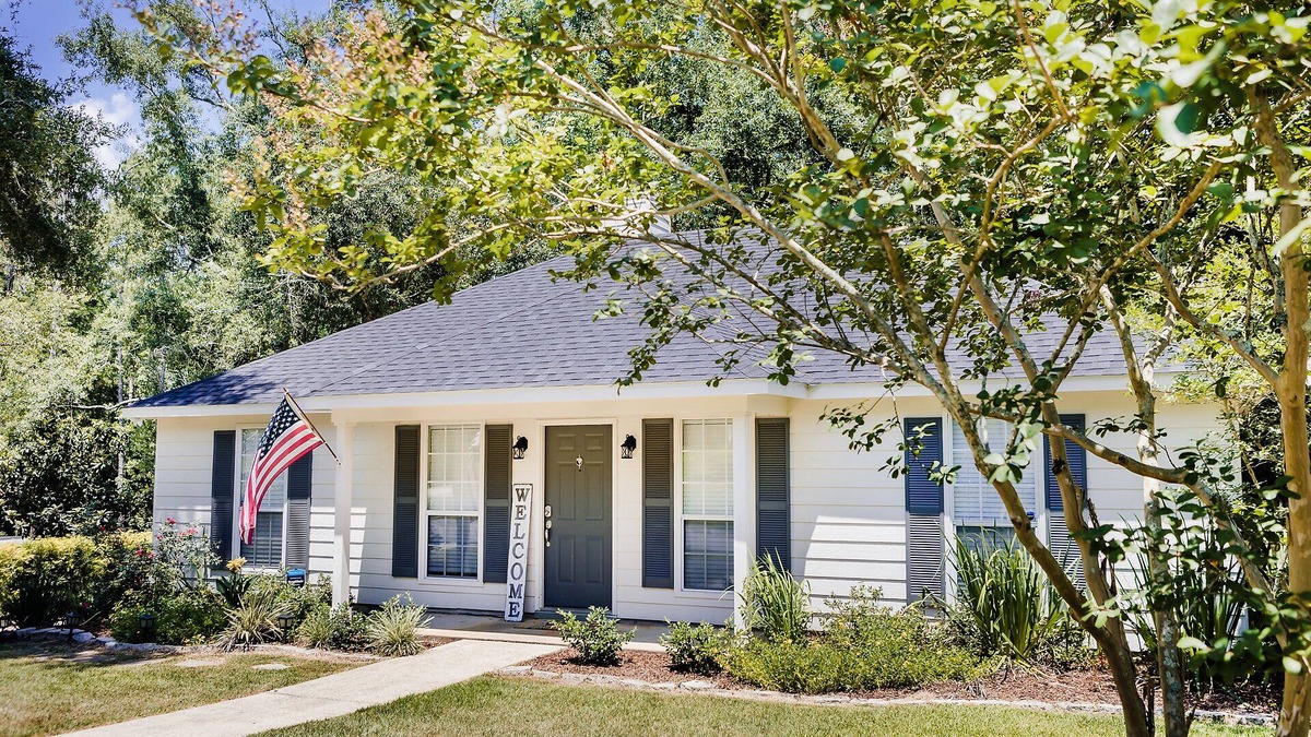 Daphne House | CLEAN and COMFY 3br/2ba home in Daphne, Near I-10, Mobile, Fairhope, Beaches!