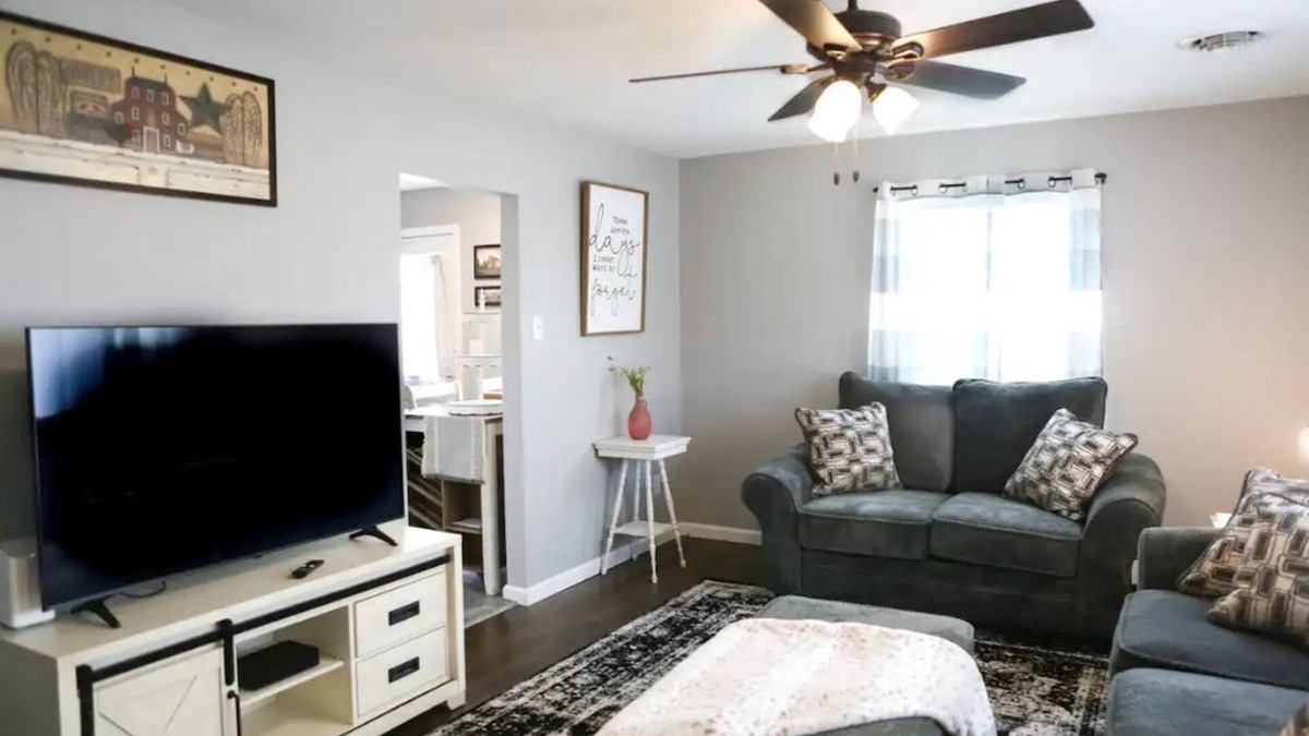 North East House | Clean and Cozy 2 BR home blocks away from downtown