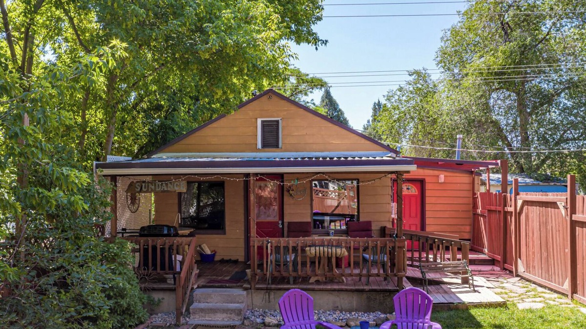 Lava Hot Springs Cabin | Clean and Cozy Cabin on Main Street - Walk to the river and hot pools!