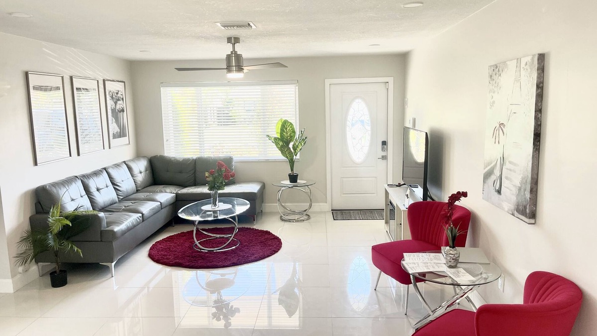North Andrews Gardens House | Clean and modern 2BR/2Bath Jacuzzi home, beautiful Patio, minutes from the beach