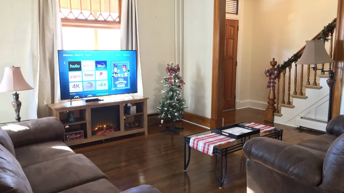 Oswego House | Clean and Roomy 4 Bedroom House