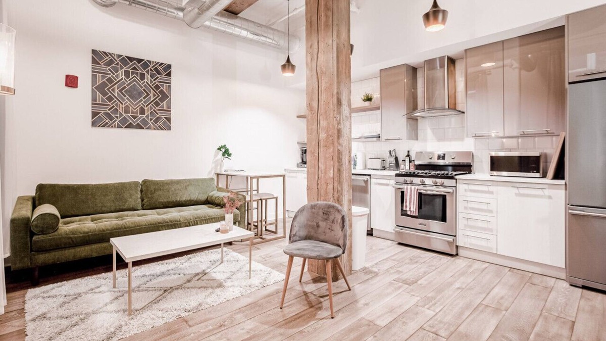 Central Business District Condo | Clean, Art Deco 1000sqft Condo Downtown + Gated Parking