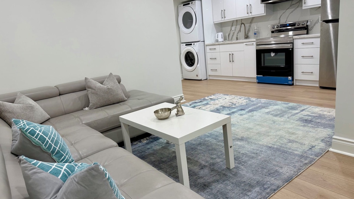 Whitby Apartment | Clean Basement Suite | 1BR + 1FWR +LR + Kitchen near Ontario Lake & Hwy 412/401