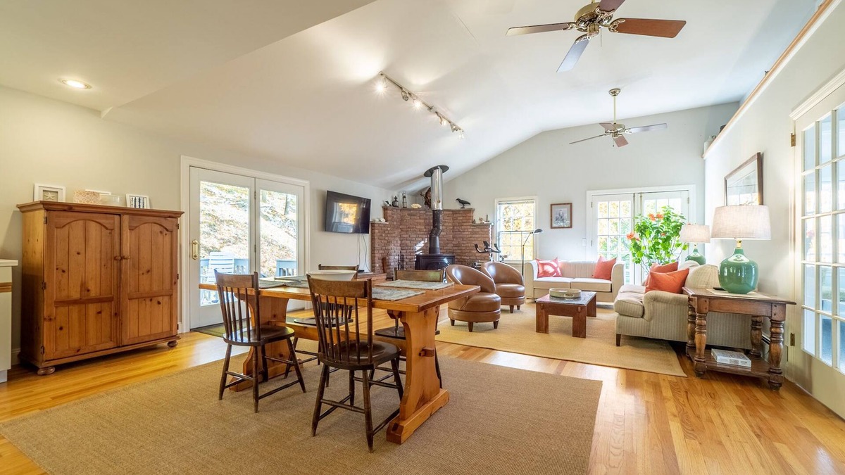 Southbury Cottage | Clean & Bright 2 Bedroom Cottage shares 8 Acres