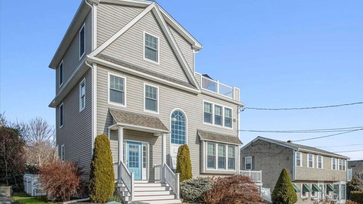 Kenyon House | Clean, Bright and Beautiful and Ocean Views !