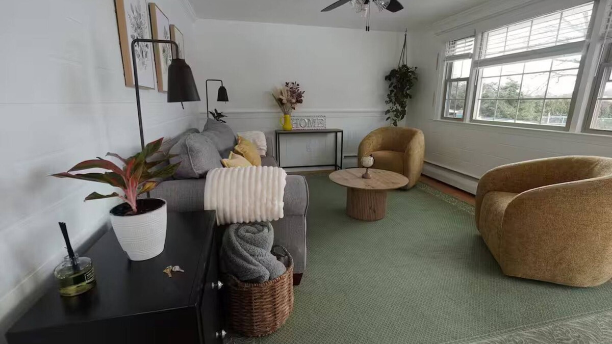 New Britain House | Clean, Bright & Private WHOLE HOUSE 4 YOU. 7 Beds