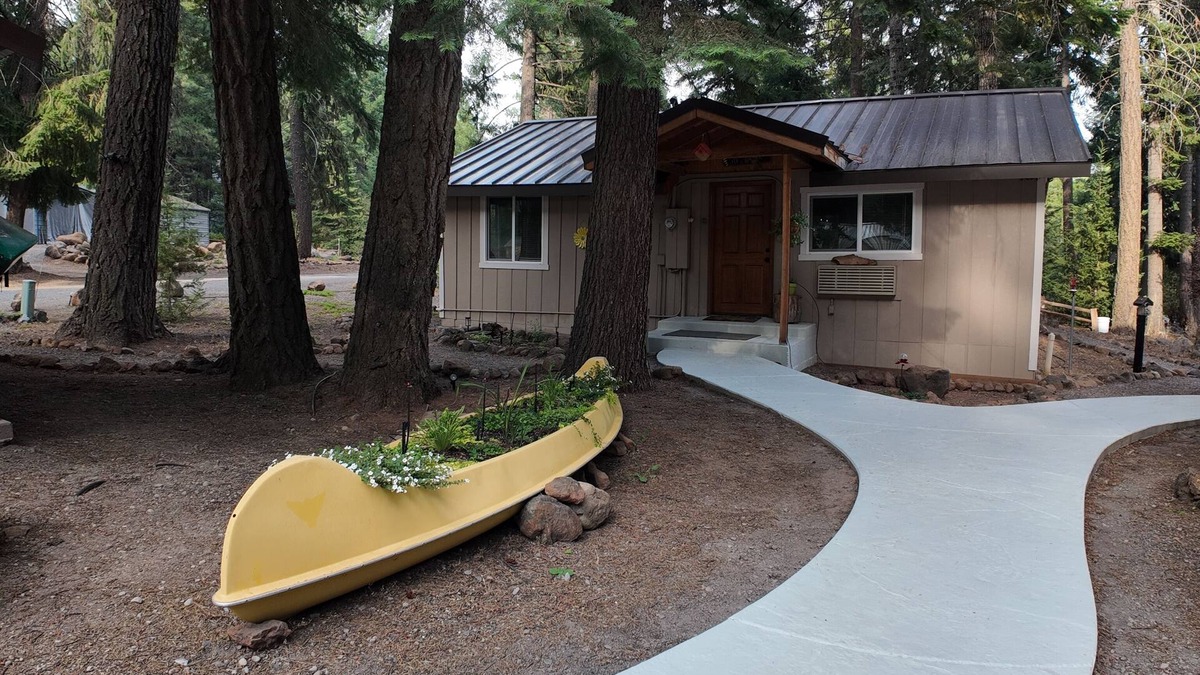 Klamath Lake Cabin | Clean cabin in the woods. Close to Crater Lake!