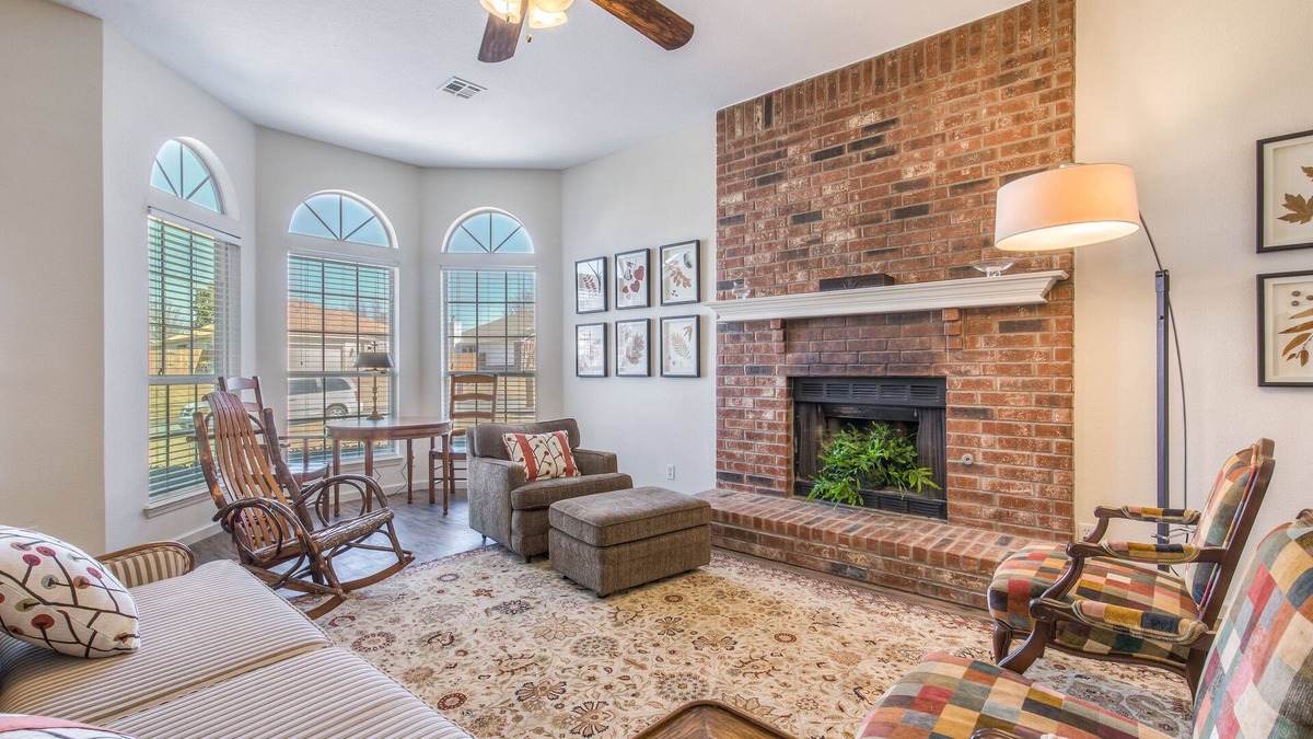 Jenks House | Clean clean clean, full kitchen, play area, quiet 3/2 - near Antiques & aquarium