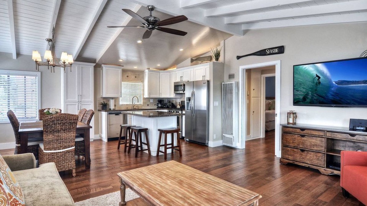 Corona del Mar Condo | Clean & Close to Beach & Village with A/C-Loft & Garage