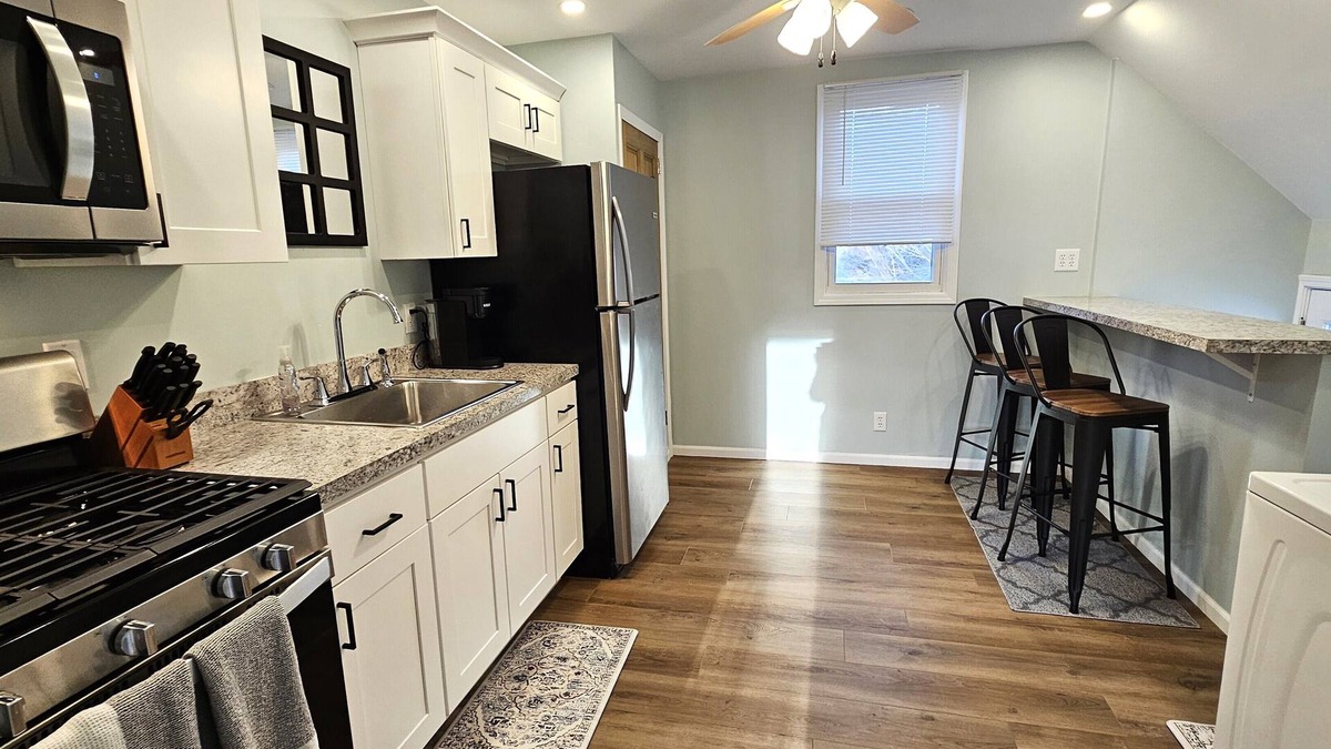 La Porte Apartment | Clean, Comfortable 2-Bedroom Apartment in Downtown LaPorte