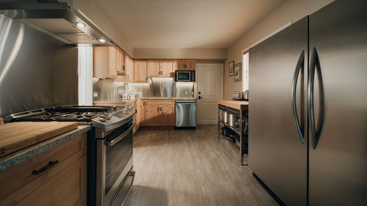 West Hillhurst House | Clean comfortable private spacious & near university hospital downtown Bow River