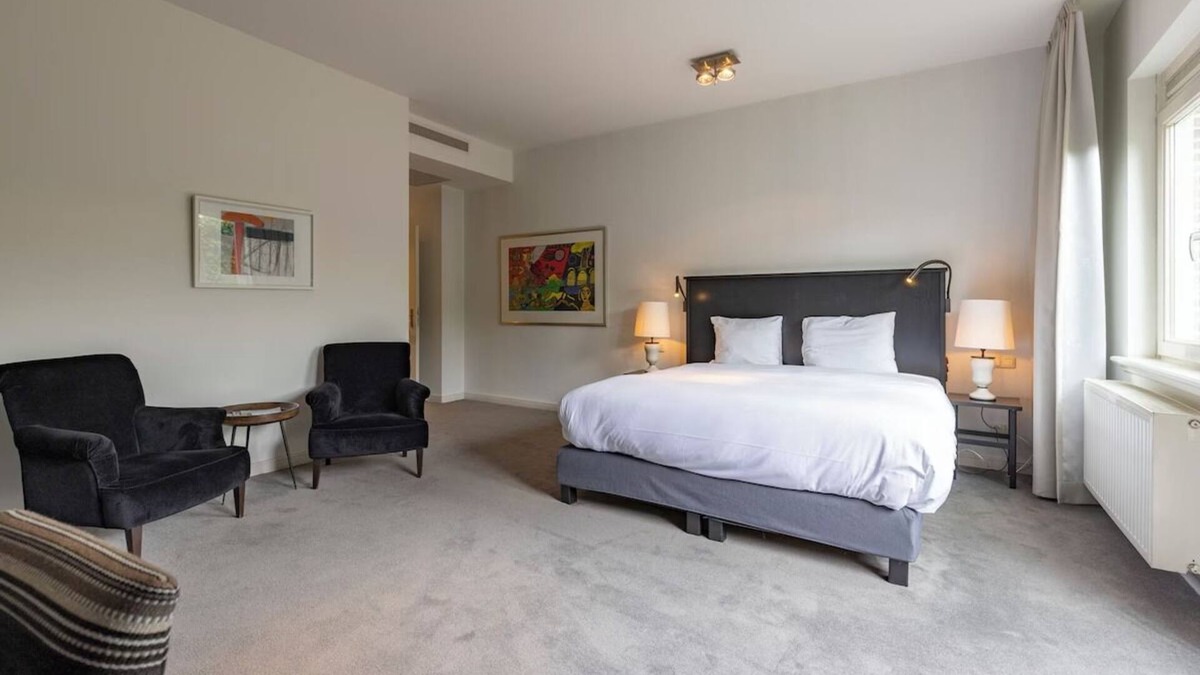 Baarlo Apartment | Clean & Comfortable with Forest Paths Just Steps Away! Onsite Dining