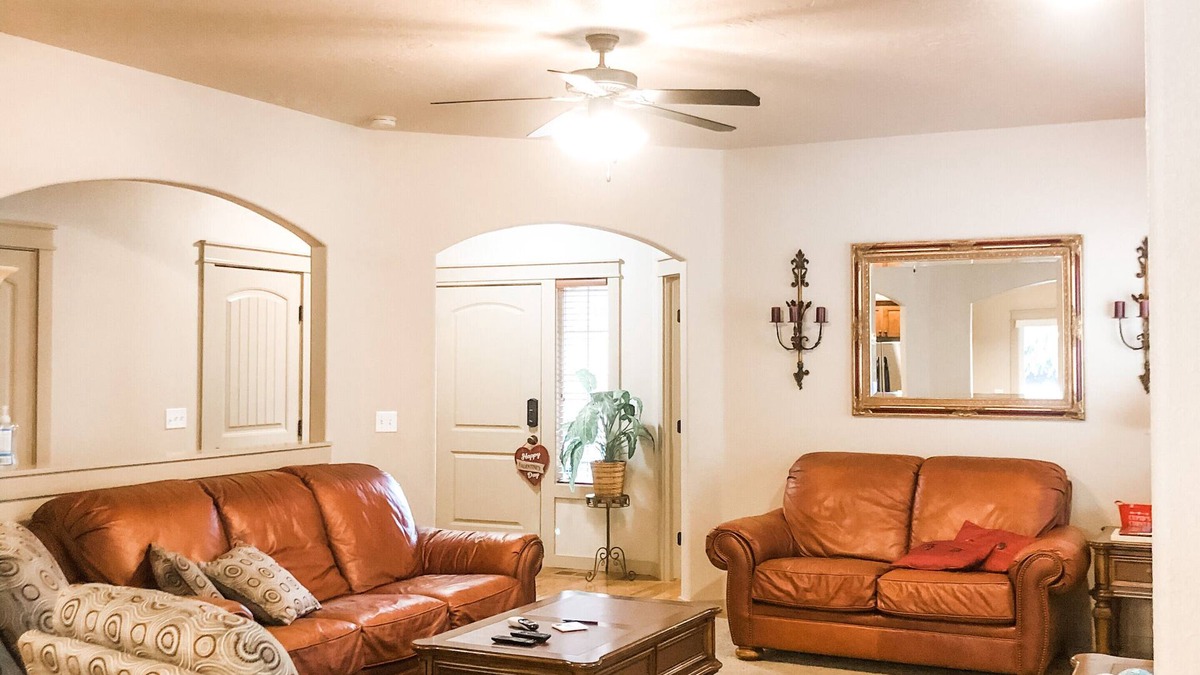 Meridian House | Clean, Comfy, and Cozy Near Everything! (Family and Dogs Friendly:)