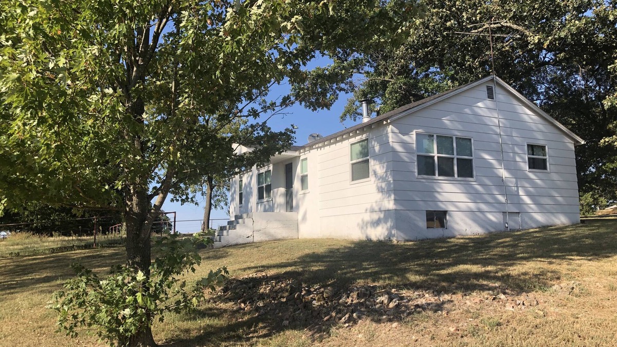 Crestline Other | Clean, comfy and cute farmhouse between Joplin and Neosho, easy access to I-49.