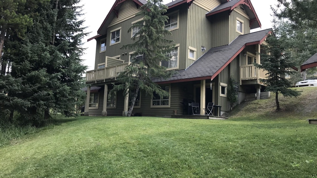 East Kootenay House | Clean, comfy, cozy. Ski in/ski out. Family friendly.