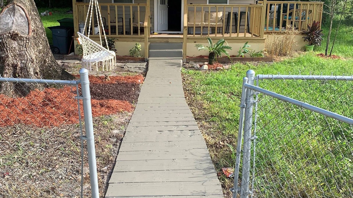 Palatka House | Clean & Cozy 2-bedroom with sleeper sofa, parking available for boats or RVs.