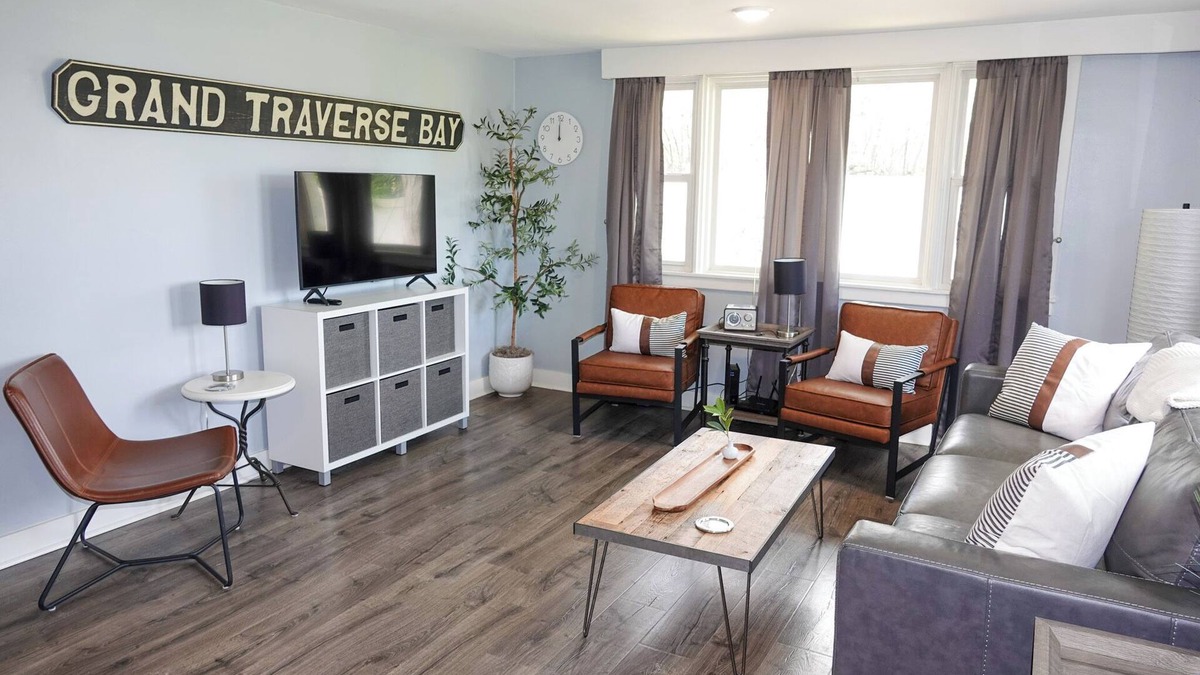 Acme House | Clean & Cozy - 3 BDR House - Close to Traverse City - Bay- Beach- Horse Show