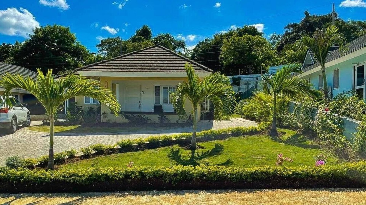 St. Ann's Bay Villa | Clean & Cozy 3 bedroom Villa — 5 min from the beach, close to major attractions