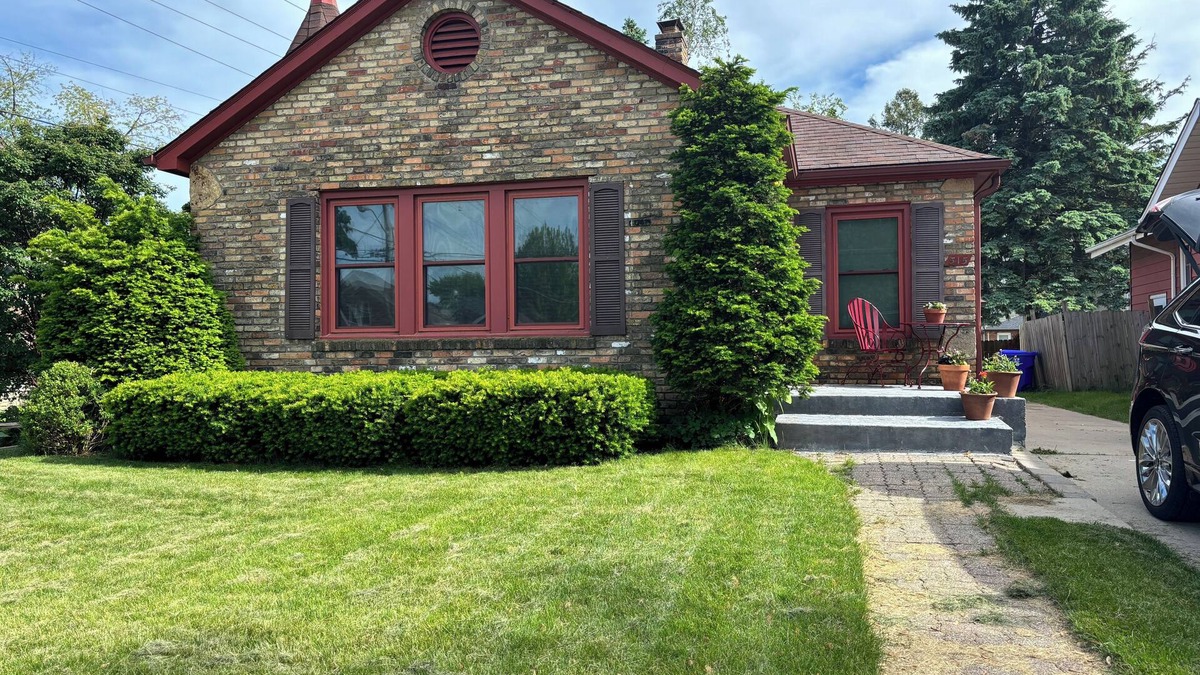 Kenosha House | Clean, cozy, convenient 2-bed with AC, WiFi, sauna 3 blocks from Lake Michigan