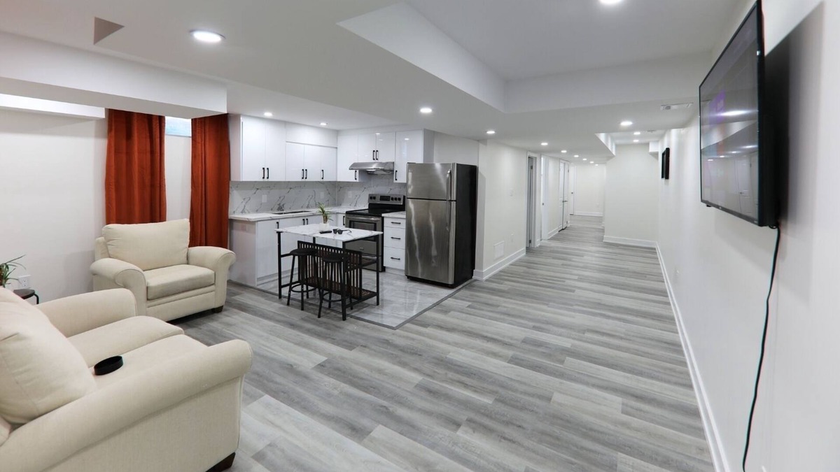 New Tecumseth House | Clean & Cozy Home Near Downtown