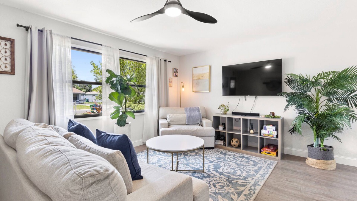 South Pinellas Community Council House | Clean & Cozy Home Large Fenced Yard Minutes to Madeira Beach