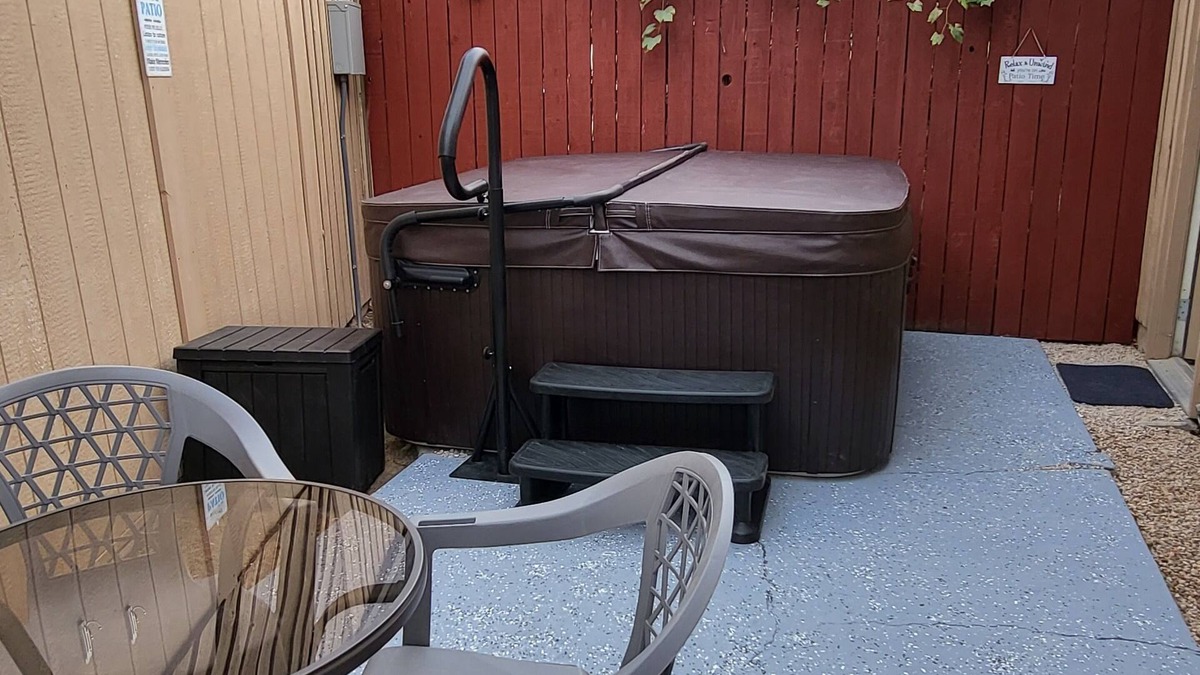 Twin Falls House | Clean & Cozy! - HOT TUB Hideaway!