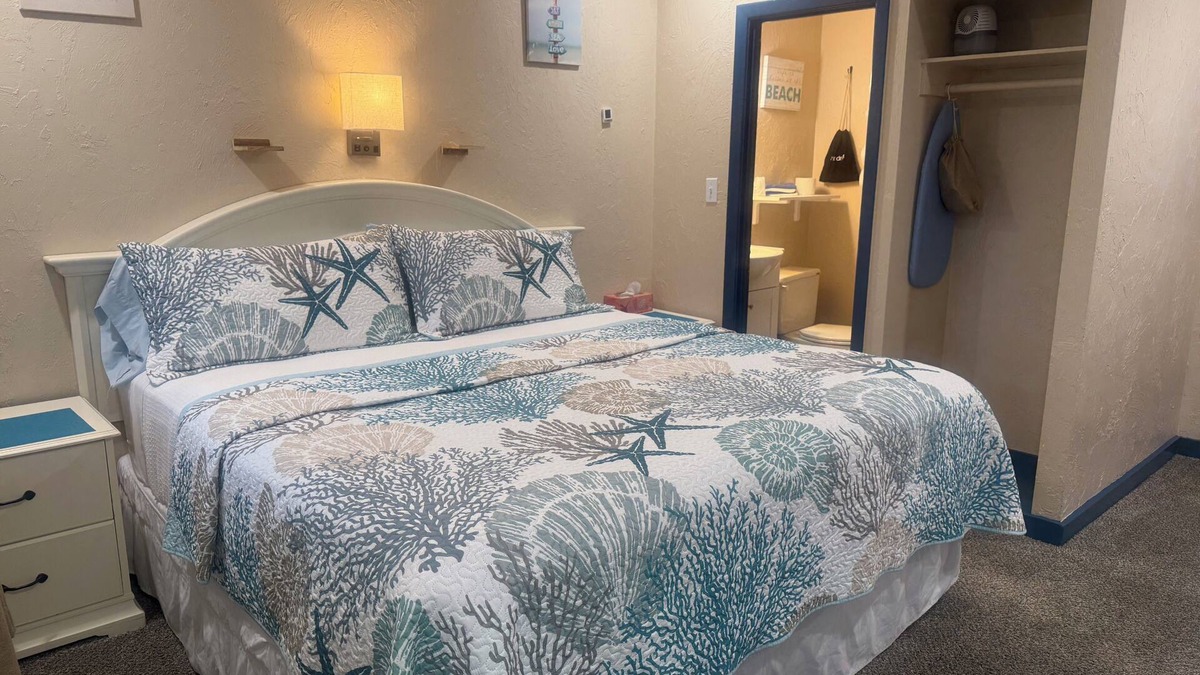 Buzzards Bay Hotel | Clean & Cozy King Room in Buzzards Bay available weeky