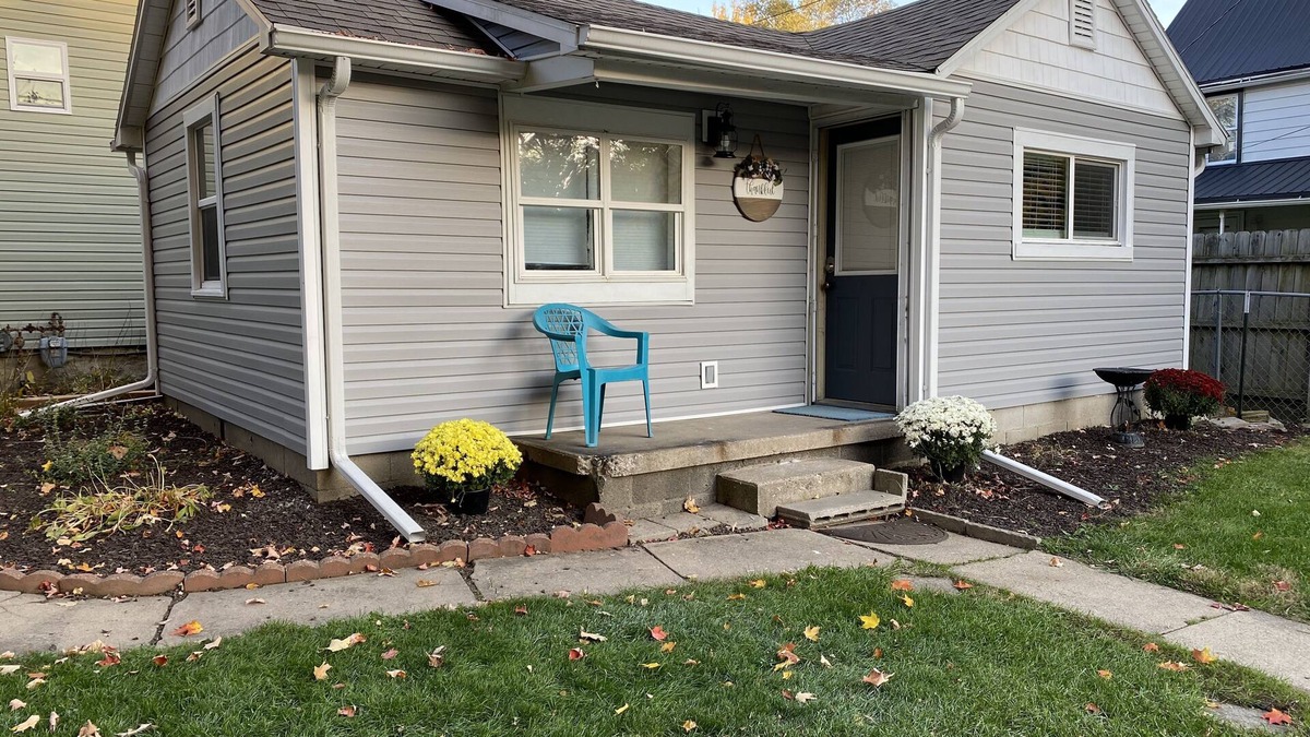 Wabash House | Clean, cozy, modern1 bdrm house just 7 blocks from the Honeywell Center