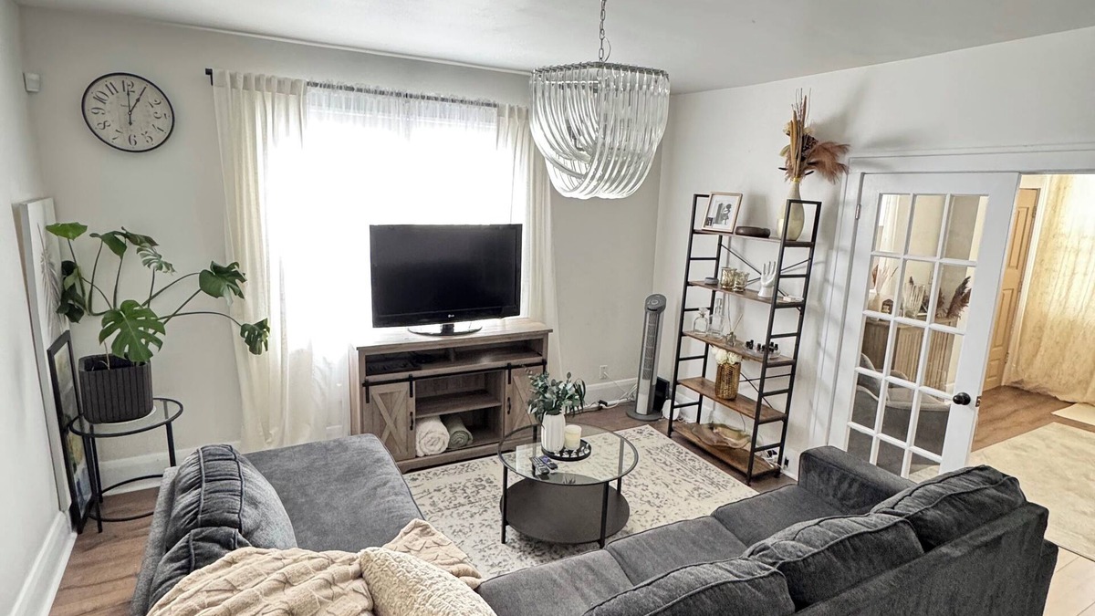 Walkerville Apartment | Clean Cozy Room for Females/Couples