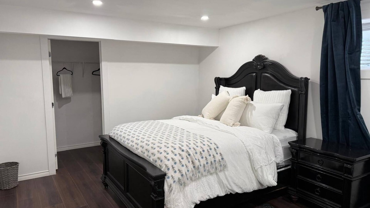 West Edmonton Apartment | Clean Executive Family Haven Short Stay