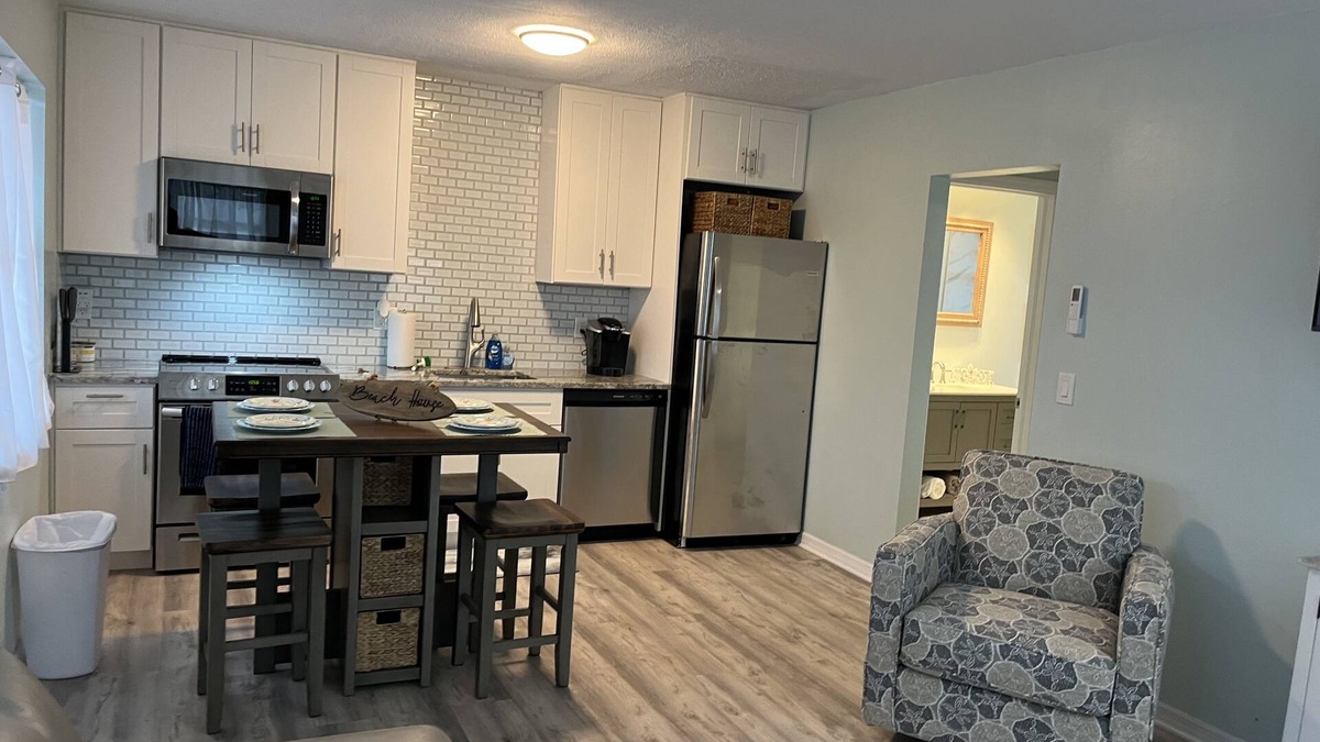 Grove City Apartment | CLEAN,Great Location,Dockage Available,HEATED Pool, HUGE Back yard. Unit C