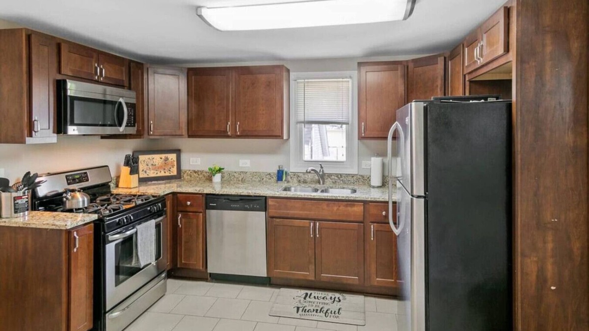 Libertyville Apartment | Clean & Modern Apt DT Libertyville near Naval Base
