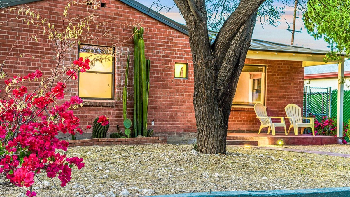 Samos House | Clean Modern Centrally Located Home - 5 mins to UofA & Downtown