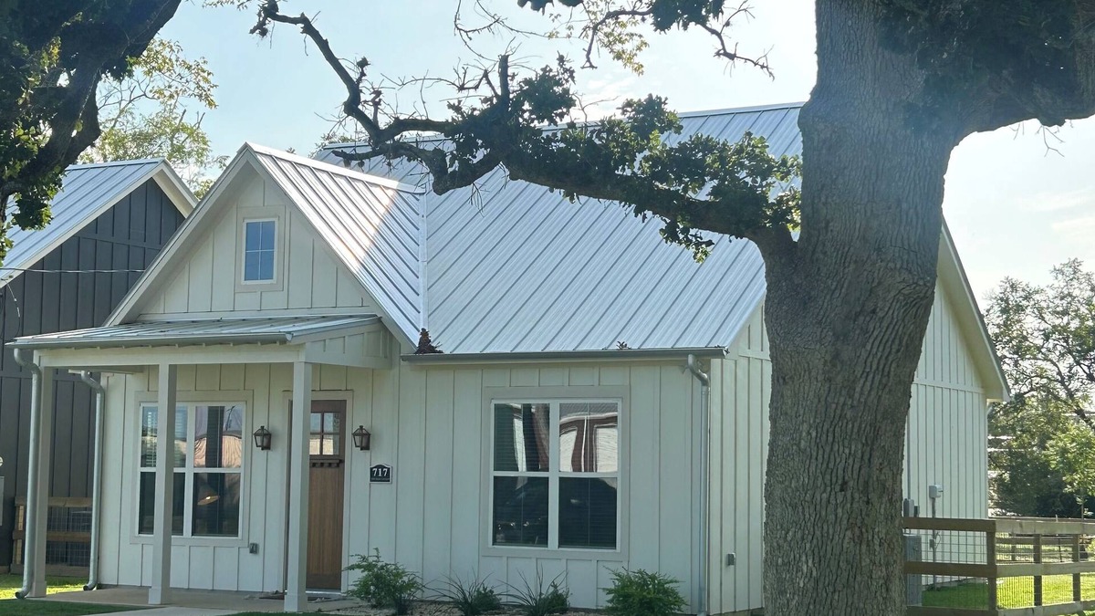 New Ulm Cottage | Clean, Modern Cottage close to the Vine & Round Top. The perfect country retreat