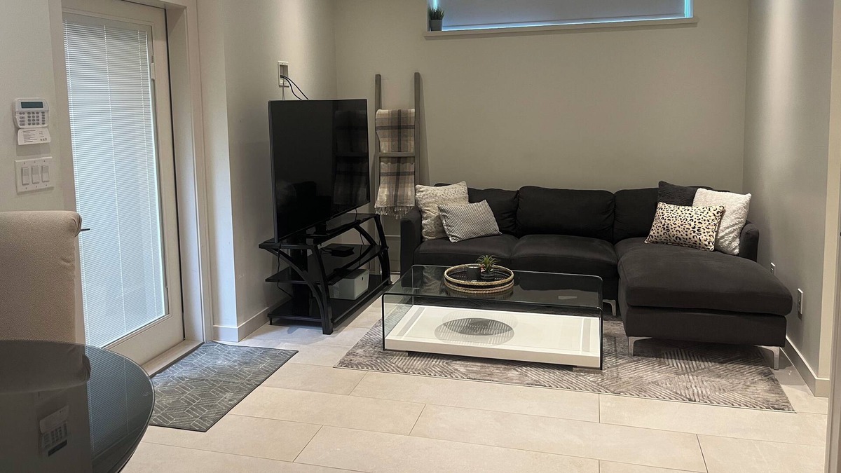 Burnaby Apartment | Clean, modern & cozy. 1 bed 1 bath suite. Burnaby Heights. Brentwood.
