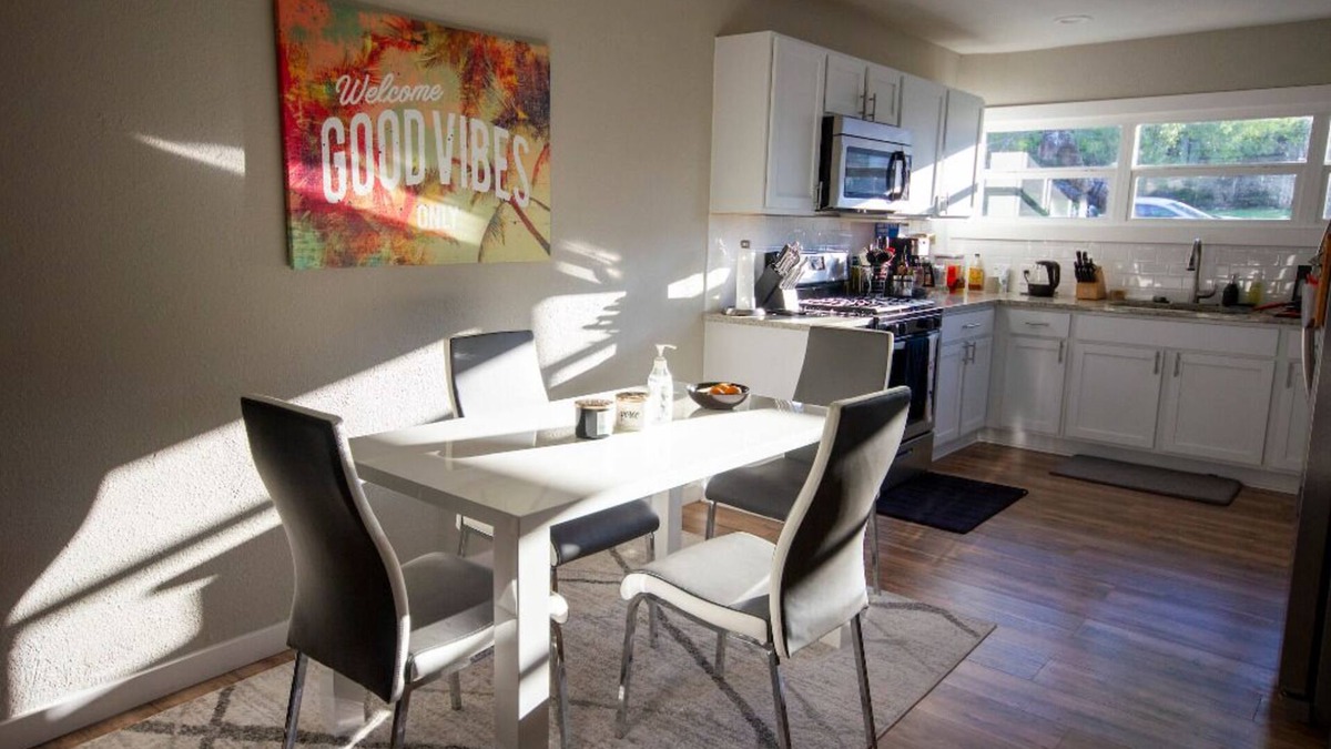 University Hills and Windsor Park House | Clean✨ Modern 🍸 Perfect 👌 Getaway 🛩 15 to downtown