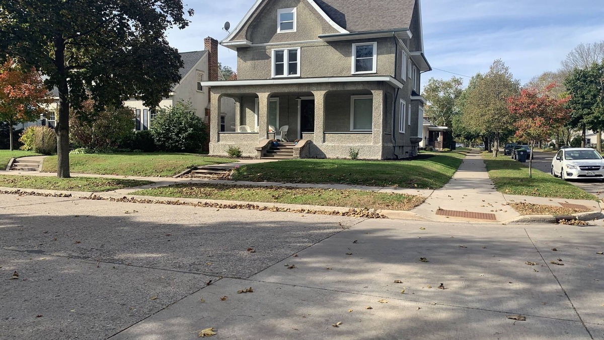 La Crosse House | Clean Modern Victorian Stay