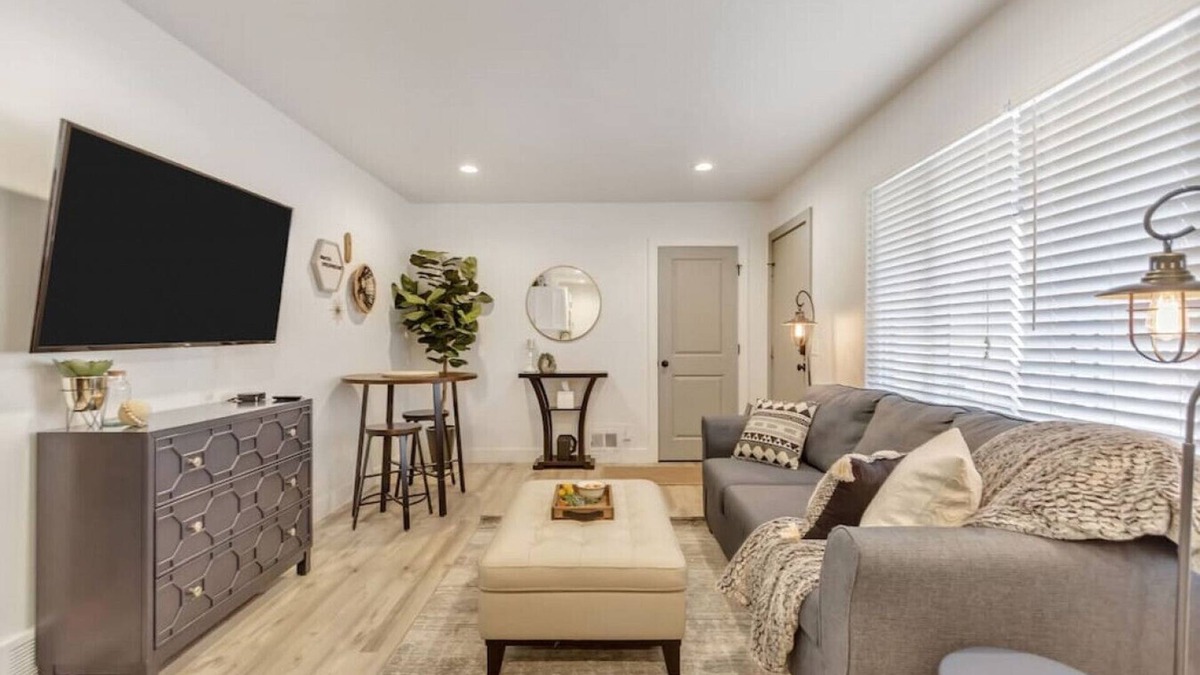 Downtown Salt Lake City Apartment | Clean! Netflix, 3 min to DT, Walkable/Bikeable