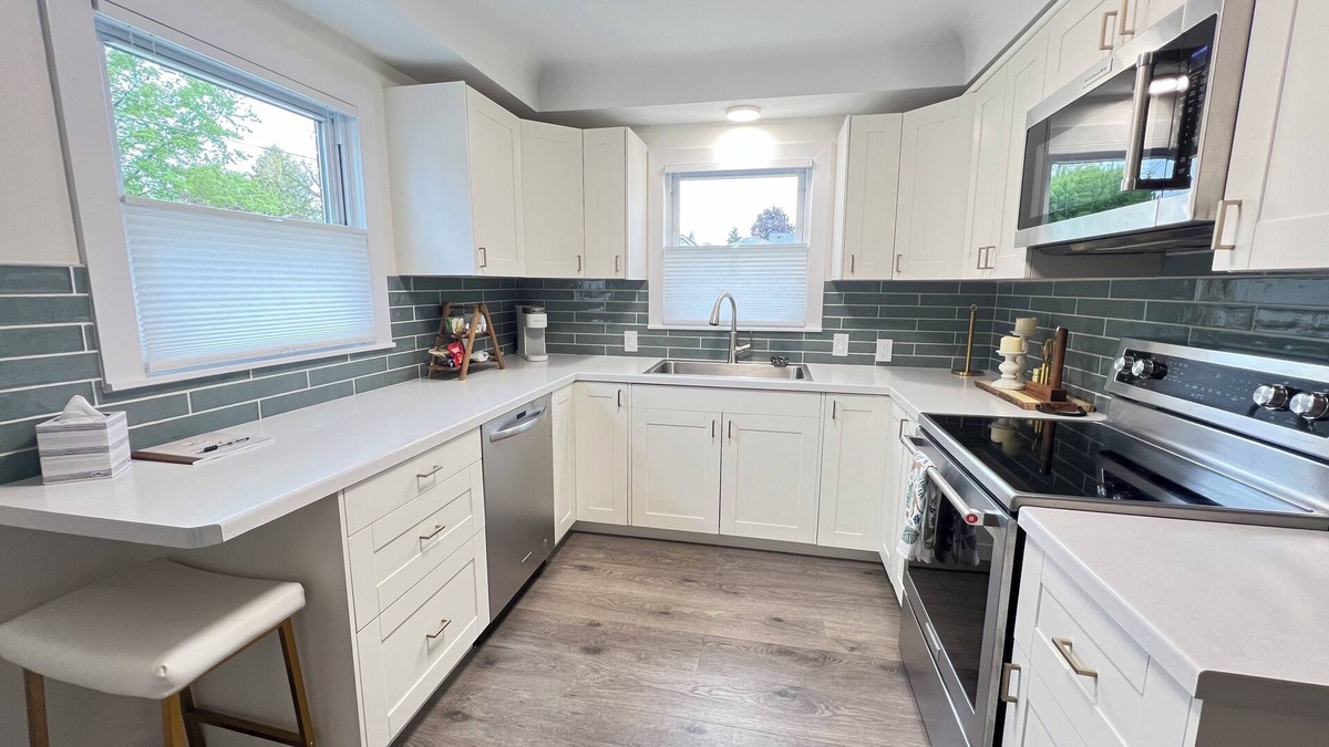 St. Clair House | Clean & Newly Remodeled Duplex Cottage in St. Clair, Walk to Golfing & Boating