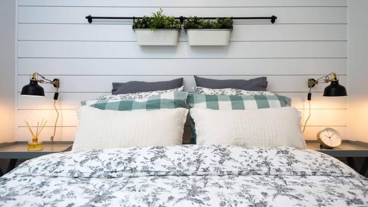 Camas Apartment | Clean & Private Escape! Tiny home style