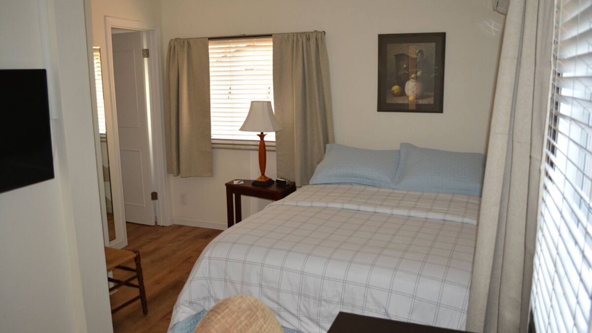 Camelback East House | Clean, Private Guestroom and Bath - Near Biltmore