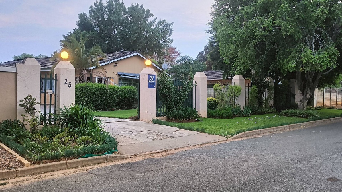 Mahikeng House | Clean Private modern and Safe