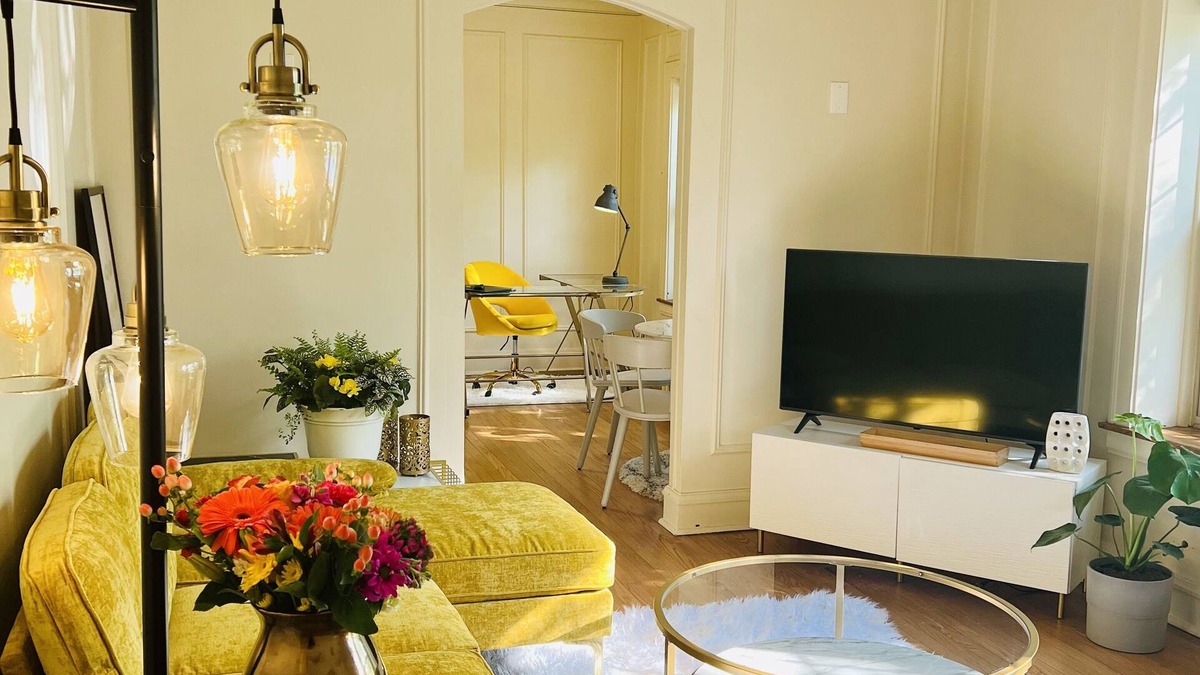 Highland Park Apartment | Clean, Quiet, Secure, with Beautiful Park Views - 1 bedroom plus den in Rivinia