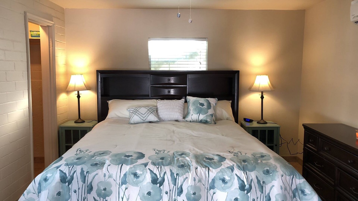 Tucson House | Clean, renovated 1 Bedroom with everything you need. Granite, Travertine!