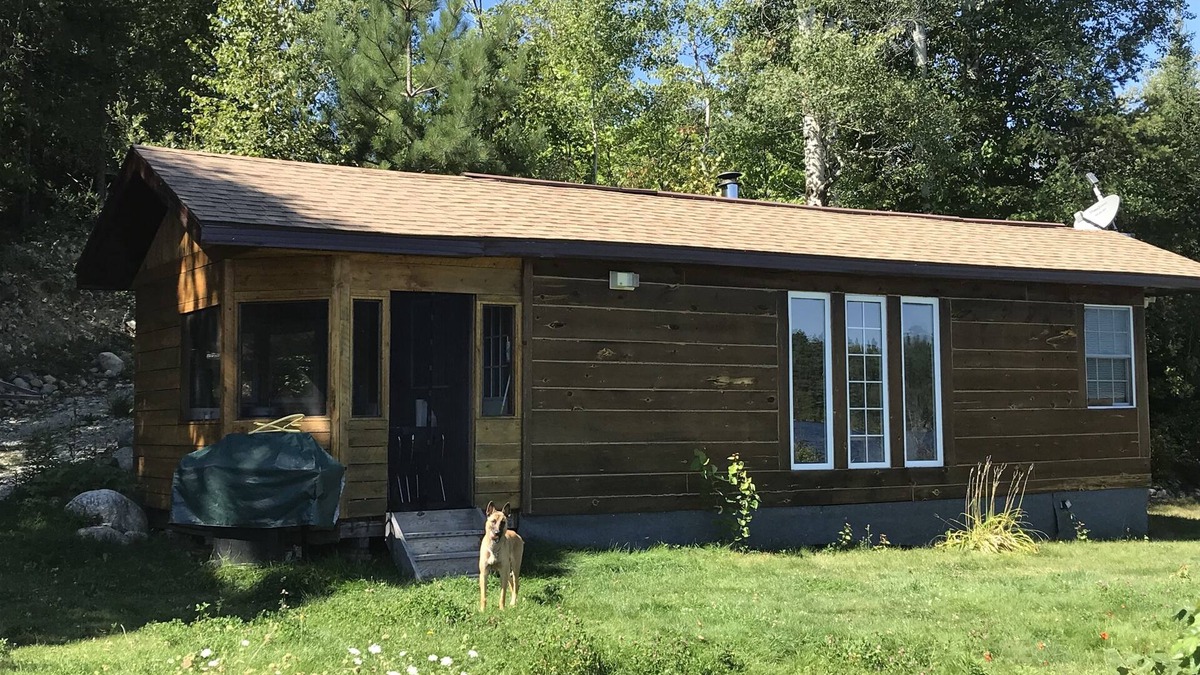 Sudbury Cabin | CLEAN Romantic Cabin Lakeside Sauna/Tub and Fire Pit