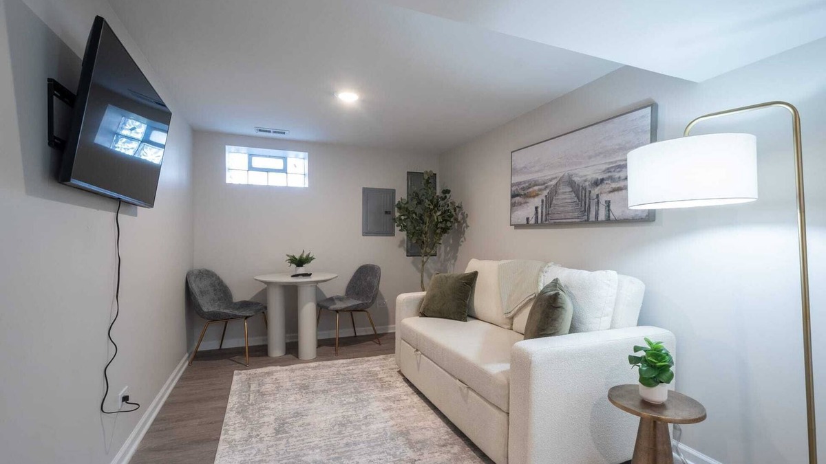 West Ridge Apartment | Clean Safe Chicago Basement Apartment Washer Dryer Near Transit to Downtown